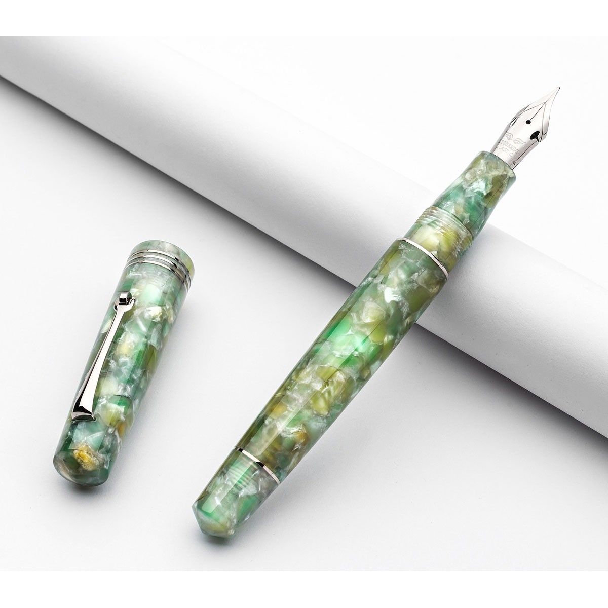 Leonardo Officina Italiana - Momento Zero resin - Green jade ST - Fountain pen - Steel nib